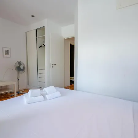 118 A - Flat Near Avenida Апартаменти